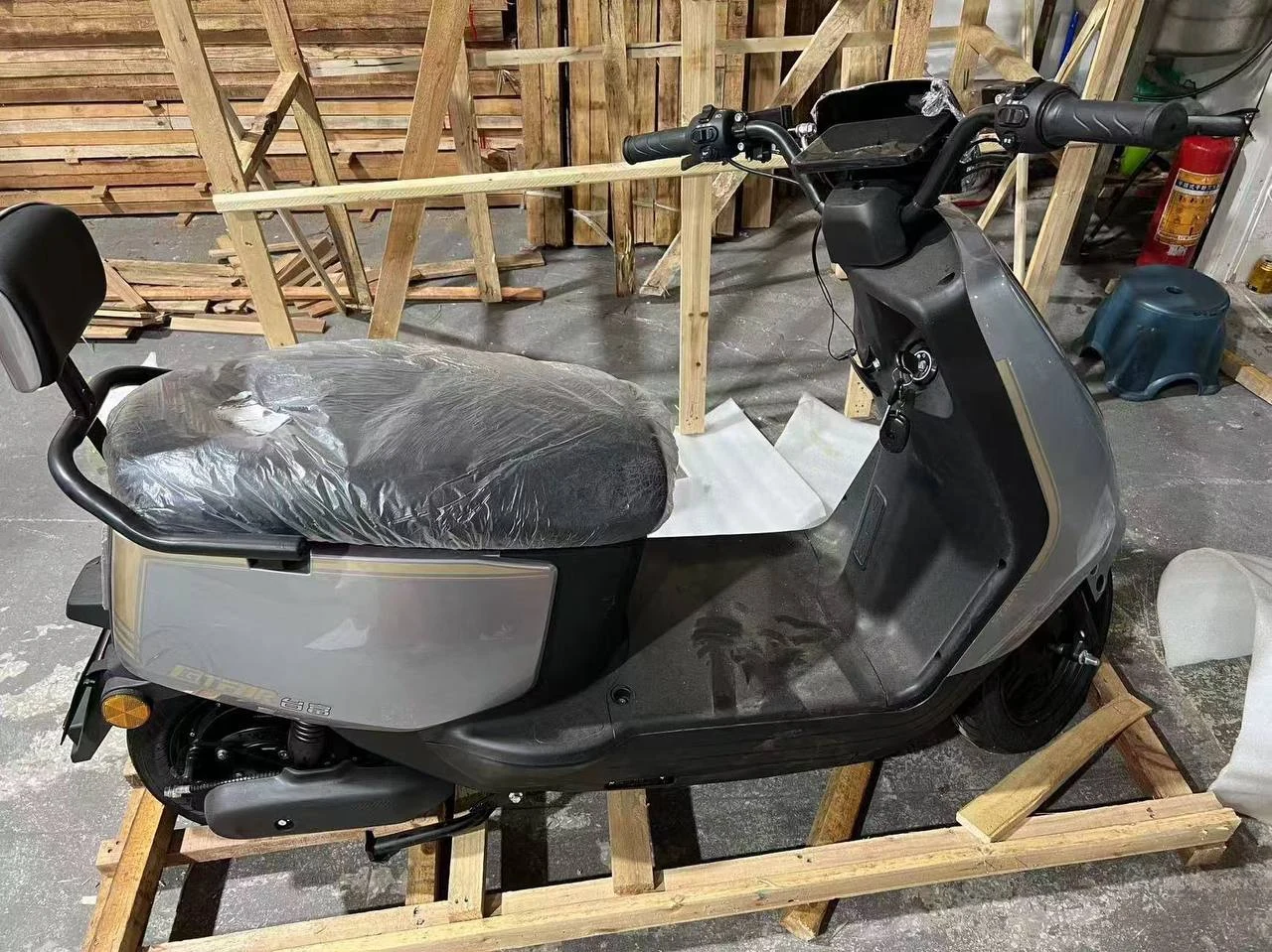 Electric Scooter — Mounted on a pallet and sealed with film.